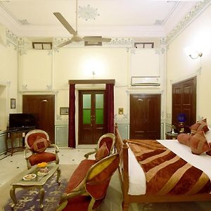 Double or Twin Room a Three-Bedroom Apartment